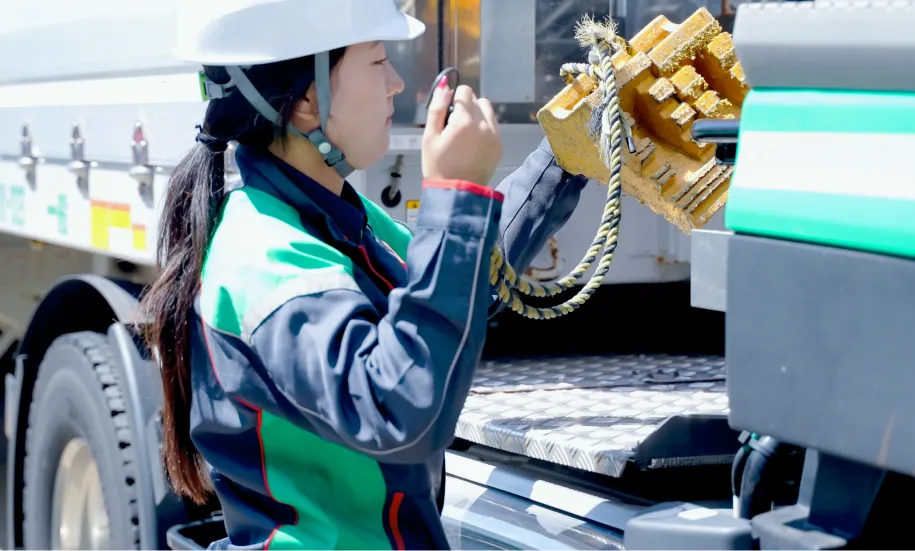 【トラックドライバー】日勤／大型トラック乗車メイン